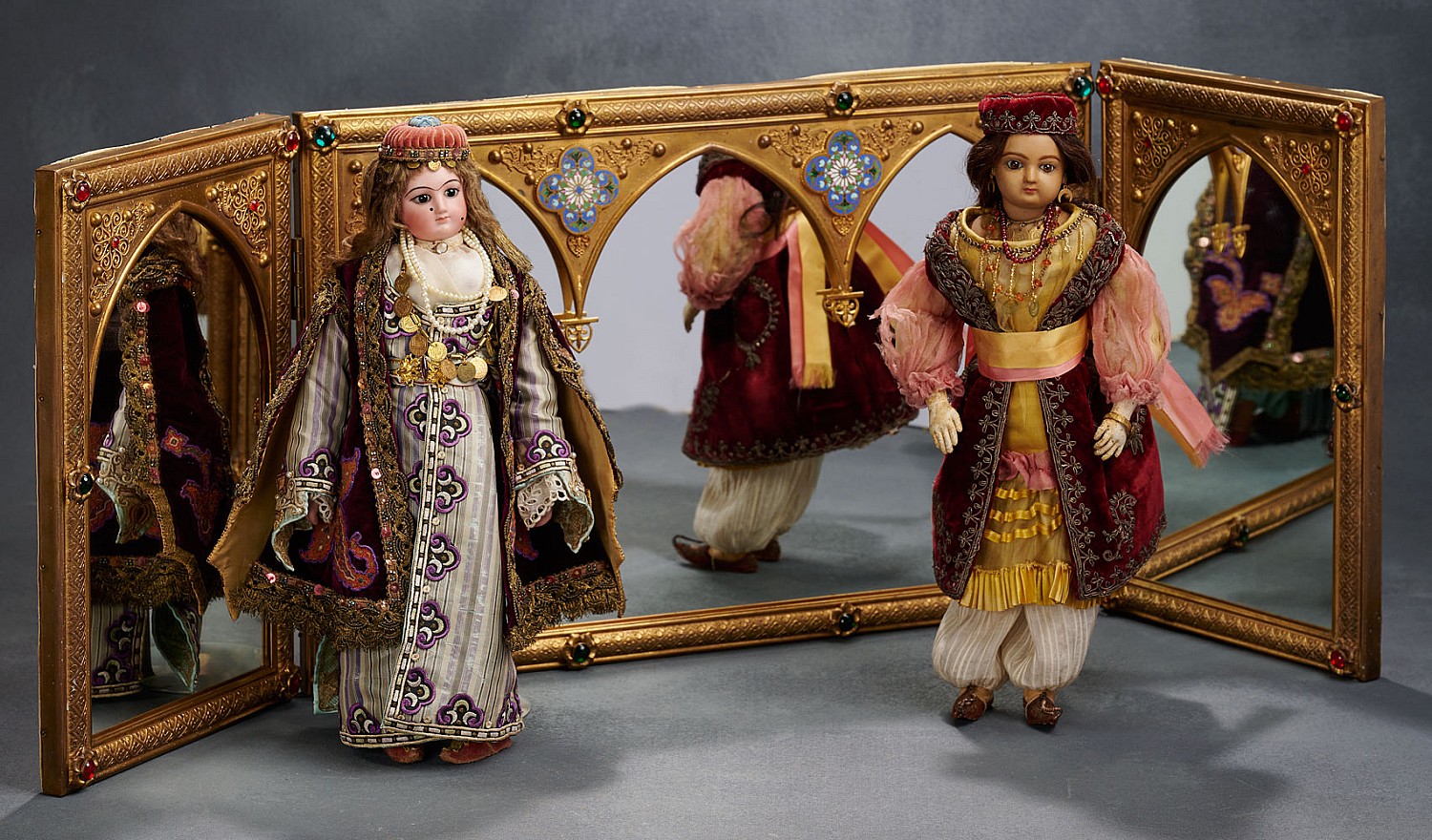 Mirror Figure Wooden Paneled Mirror with Ornamental Framework